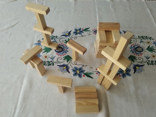 Drewniana wieża - zabawka dla miłośników minimalizmu